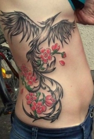 黑色凤凰和红色花朵侧肋纹身图案