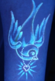 燕子与心形项链荧光纹身图案