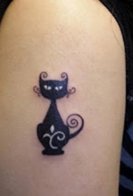 女生手臂卡通黑猫纹身图案