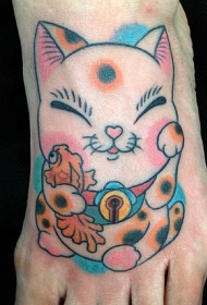 脚背好看的动漫微笑招财猫与鲤鱼纹身图案