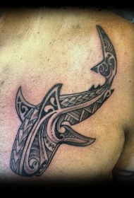 胸部漂亮的波利尼西亚风格鲨鱼纹身图案