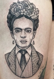 大腿黑色线条点刺女人肖像与花朵纹身图案