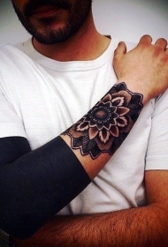 手臂大面积黑色与梵花装饰纹身图案