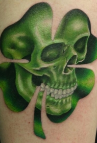 骷髅和绿色的四叶草纹身图案