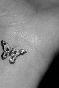 手腕小蝴蝶心形纹身图案