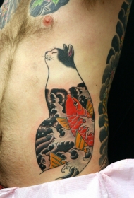 侧肋日本风格彩色猫与鲤鱼纹身图案