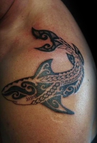 肩部黑色的波利尼西亚风格鲨鱼纹身图案