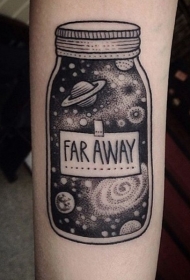 小臂黑色可爱太空瓶和字母纹身图案