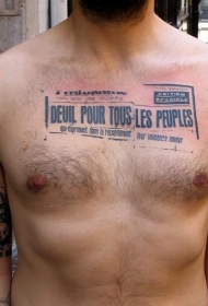 男子胸部黑色打印字母纹身图案