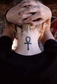 颈部简单的黑色埃及十字架标志纹身图案