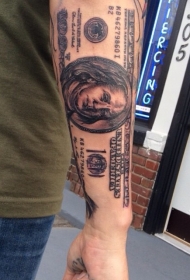 手臂惊人的写实黑色钞票纹身图案