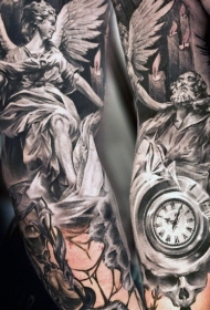 手臂黑白逼真的天使雕像与时钟纹身图案