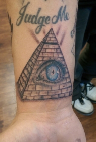 手腕金字塔与蓝色大眼纹身图案
