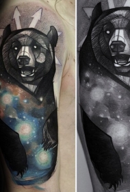 大臂点刺风格黑色熊与夜空纹身图案