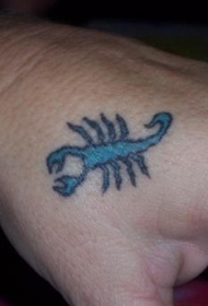 手部蓝色的蝎子纹身图案