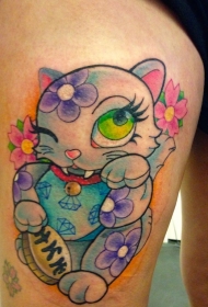 大腿彩色迷人的招财猫和花朵日文纹身图案