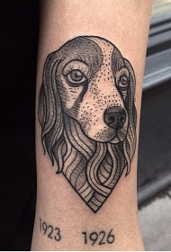 手臂小小的黑色狗肖像纹身图案