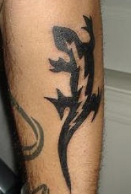 黑色部落蜥蜴与闪电纹身图案