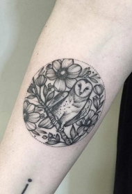 手臂圆形猫头鹰和花枝纹身图案