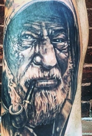 腿部写实黑灰抽烟老水手肖像纹身图案