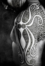 肩部部落风格黑白章鱼和装饰纹身图案