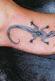 脚背黑色的滑稽蜥蜴与部落装饰纹身图案