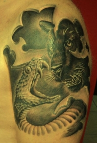 蛇和黑色老虎写实纹身图案