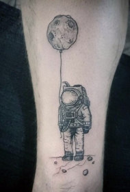 有趣的卡通宇航员与星球纹身图案