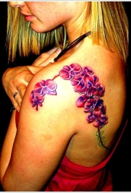 肩部紫兰蝴蝶兰花朵纹身图案