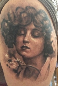 大臂写实old school妇女肖像与花朵纹身图案