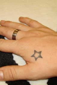 手臂简约黑色小星星纹身图案