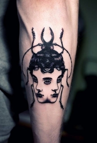 黑色双脸女怪物昆虫纹身图案