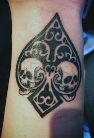 黑桃标志与骷髅装饰黑白手腕纹身图案
