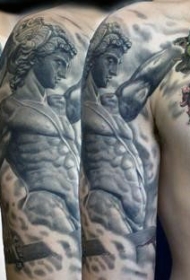 手臂战士雕塑与胸部美杜莎纹身图案