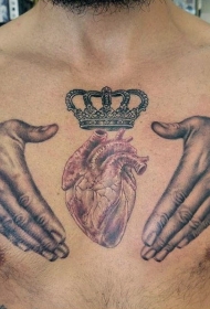 胸部逼真的心脏和手与皇冠纹身图案