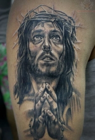 大臂写实的黑白祈祷耶稣纹身图案