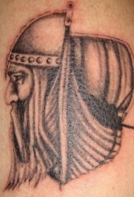 黑色的海盗船头像纹身图案