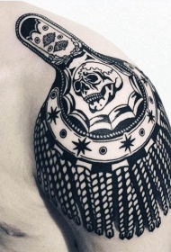 肩部个性的黑白骷髅与部落图腾纹身图案