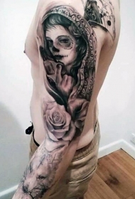 墨西哥风格黑色女子肖像与手枪玫瑰和狼纹身图案