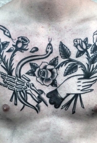 胸部old school黑色手和骷髅花朵蛇纹身图案