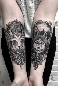 手臂雕刻风格黑色鹿与狼头植物纹身图案