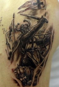 背部黑色的十字架旗子和战士纹身图案