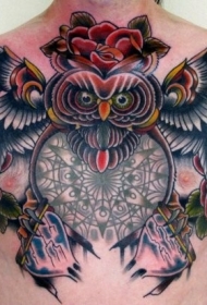 彩色new school胸部猫头鹰与花朵纹身图案