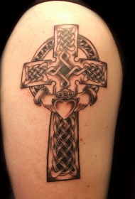 手臂凯尔特十字和心形纹身图案