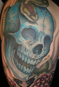 蓝色骷髅和蛇纹身图案