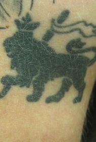 黑色狮子与旗帜纹身图案