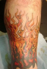 腿上的经典火焰纹身图案