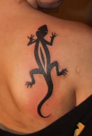 背部黑色的爬行蜥蜴个性纹身图案