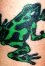 绿色和黑色的小青蛙纹身图案