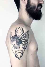 肩部神秘的黑色骷髅与蝴蝶翅膀和月亮纹身图案